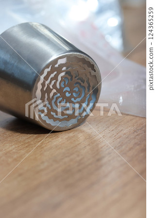 Pastry tip made from stainless steel. For making marshmallow tulips. Plastic pastry bag included. Pastry tip made from stainless steel. For making marshmallow tulips. Plastic pastry bag included. 124365259