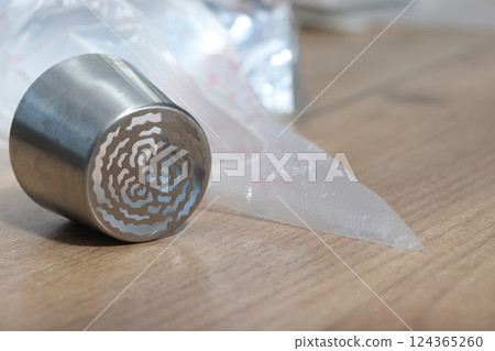 Pastry tip made from stainless steel. For making marshmallow tulips. Plastic pastry bag included. Pastry tip made from stainless steel. For making marshmallow tulips. Plastic pastry bag included. 124365260