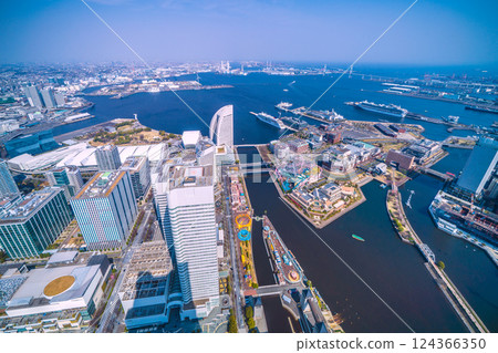 日本橫濱的城市景觀。第一站就是停靠港。歐羅巴2號抵達橫濱港。 3月25日停靠新光碼頭客輪碼頭 日本橫濱的城市景觀。第一站就是停靠港。歐羅巴2號抵達橫濱港。 3月25日停靠新光碼頭客輪碼頭 124366350