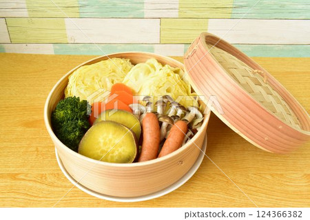 Steamed vegetables in a bamboo steamer 124366382