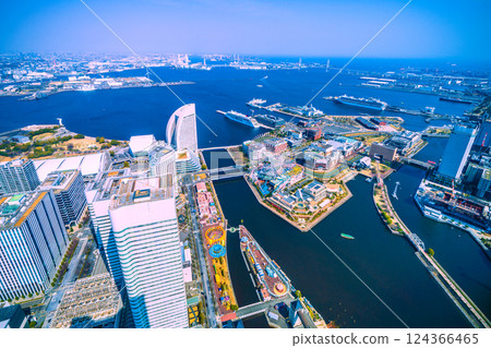 日本橫濱的城市景觀。第一站就是停靠港。歐羅巴2號抵達橫濱港。停靠新光碼頭。背景區域受到黃沙影響 = 3月25日 日本橫濱的城市景觀。第一站就是停靠港。歐羅巴2號抵達橫濱港。停靠新光碼頭。背景區域受到黃沙影響 = 3月25日 124366465