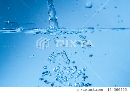 Pour water Pour water 124366533