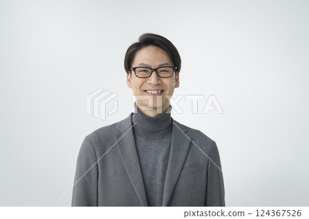 一名 40 多歲的男子看著鏡頭 124367526