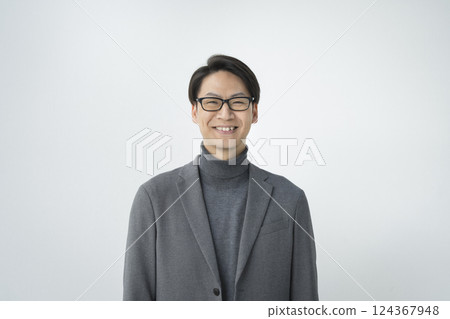 一名 40 多歲的男子對著鏡頭微笑 一名 40 多歲的男子對著鏡頭微笑 124367948