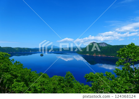 初夏的摩週湖倒映著天空。日本北海道弟子屈町。六月下旬。 124368124