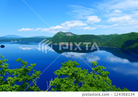 初夏的摩週湖倒映著天空。日本北海道弟子屈町。六月下旬。 初夏的摩週湖倒映著天空。日本北海道弟子屈町。六月下旬。 124368134