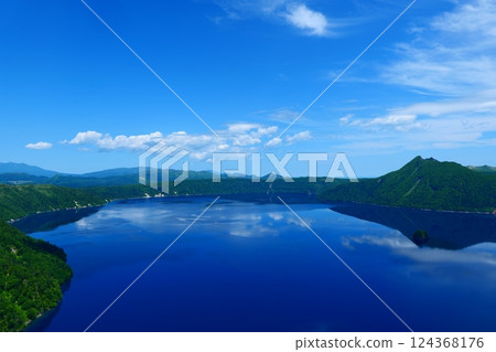 初夏的摩週湖倒映著天空。日本北海道弟子屈町。六月下旬。 124368176