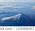 從飛機上看到美麗的白雪皚皚的富士山和雲海 124368261