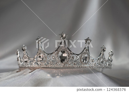 Luxury golden crown with diamonds Luxury golden crown with diamonds 124368376