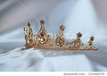 Luxury golden crown with citrine gemstones and diamonds 124368379