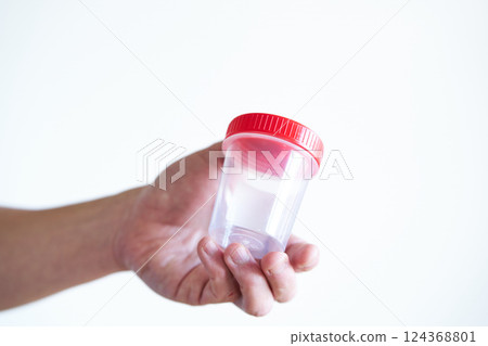 拿著精子收集杯的男人 124368801