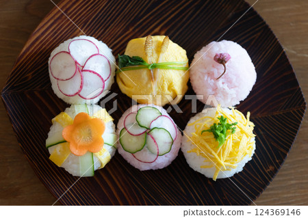 Temari sushi 124369146