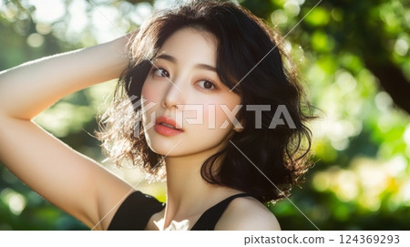 日本女性在森林裡拍照以展現她們的美麗 124369293