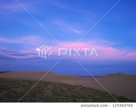 Full moon and dawn over the Tottori Sand Dunes in summer 124369768