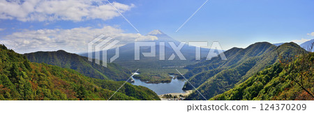 禦坂山脈：從精進山俯瞰富士山和精進湖，秋葉紛飛 124370209