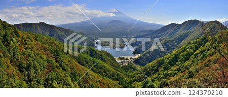 禦坂山脈：從精進山俯瞰富士山和精進湖，秋葉紛飛 124370210