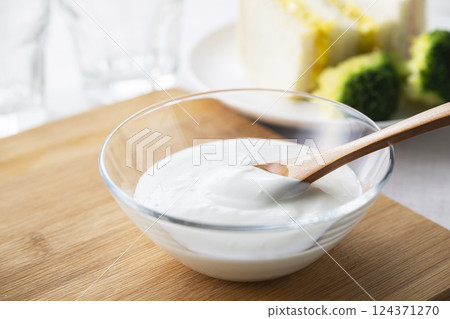 plain yogurt 124371270