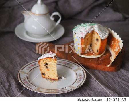 Easter cupcake with tea 124371485
