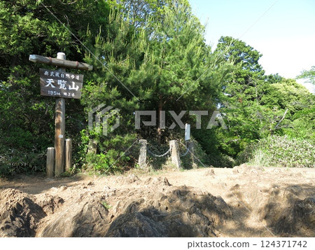 Tenranyama summit in Hanno City (Summit sign and chart) Tenranyama summit in Hanno City (Summit sign and chart) 124371742