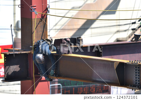 Construction site: Steel frame assembly, scaffolders at work Construction site: Steel frame assembly, scaffolders at work 124372101