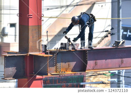 Construction site: Steel frame assembly, scaffolders at work 124372110