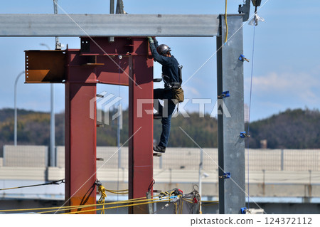 Construction site: Steel frame assembly, scaffolders at work Construction site: Steel frame assembly, scaffolders at work 124372112