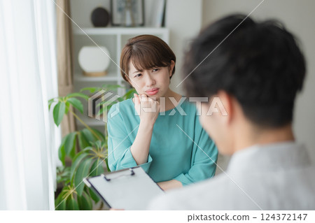 Worried/doubting young woman 124372147
