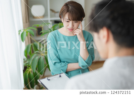Worried/doubting young woman Worried/doubting young woman 124372151