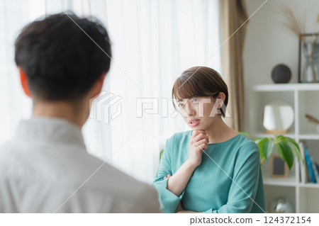 擔心/懷疑的年輕女子 擔心/懷疑的年輕女子 124372154