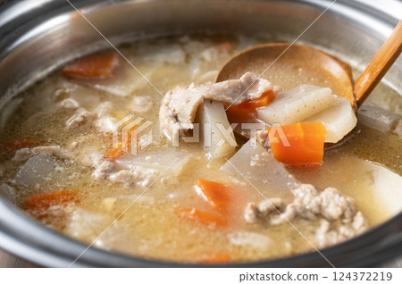 舀起豬肉湯 舀起豬肉湯 124372219