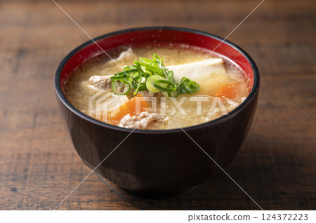 豬肉和蔬菜味噌湯 124372223