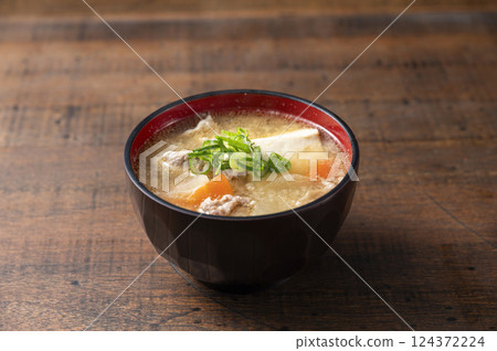 豬肉和蔬菜味噌湯 124372224