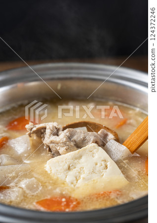 舀起豬肉湯 124372246
