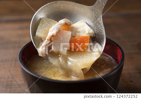 舀起豬肉湯 124372252