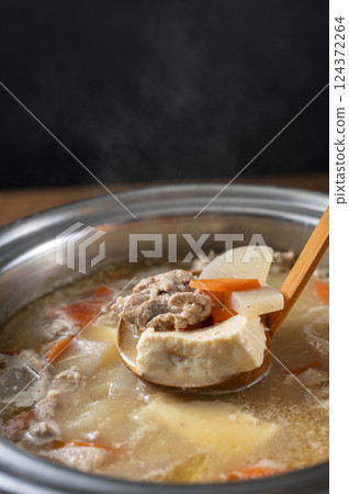 舀起豬肉湯 舀起豬肉湯 124372264