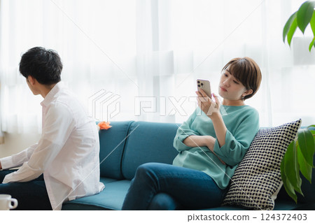 Couples at odds – Relationships between men and women suffering from indifference Couples at odds – Relationships between men and women suffering from indifference 124372403