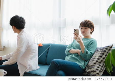 Couples at odds – Relationships between men and women suffering from indifference 124372405