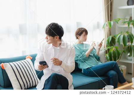 Couples at odds – Relationships between men and women suffering from indifference Couples at odds – Relationships between men and women suffering from indifference 124372412