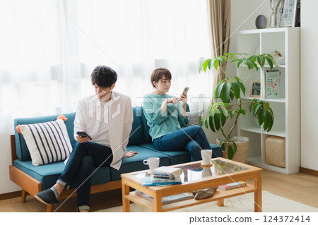 Couples at odds – Relationships between men and women suffering from indifference 124372414