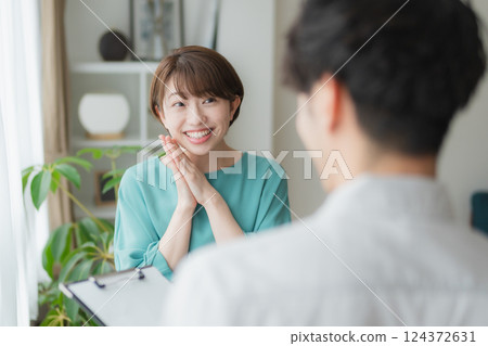 感謝員工－用微笑傳達快樂時刻 124372631