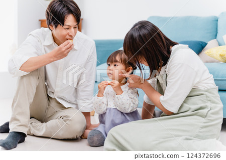 家庭時光－微笑共度幸福時光 124372696