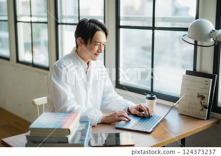 一位年輕的研究人員在安靜的辦公室專注於數據分析 124373237