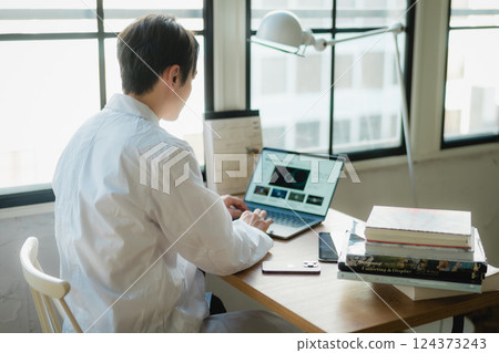 一位年輕的研究人員在安靜的辦公室專注於數據分析 124373243