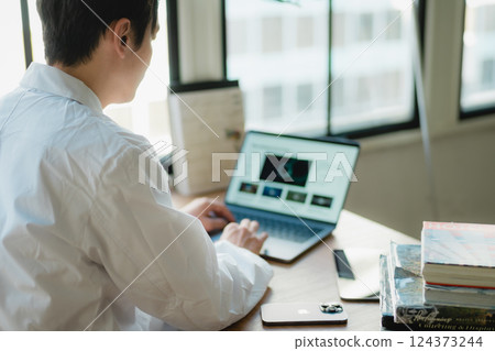 一位年輕的研究人員在安靜的辦公室專注於數據分析 124373244