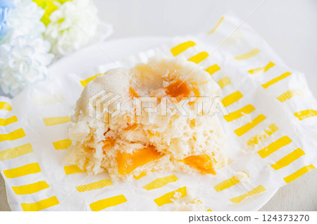 Mango yogurt steamed bread 124373270