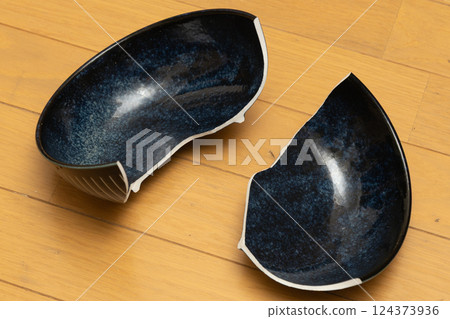 盤子掉到地上摔成了兩半 124373936