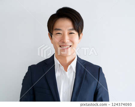 一名西裝革履的年輕人微笑著回應 124374093