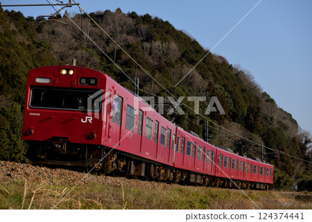 運行於播但線上的四列103系列3500系列本地列車 124374441