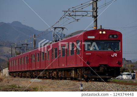 運行於播但線上的四列103系列3500系列本地列車 124374448