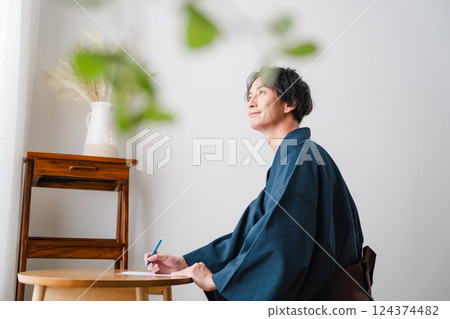 安靜的時刻-穿著日本傳統服裝的男人寫信 安靜的時刻-穿著日本傳統服裝的男人寫信 124374482